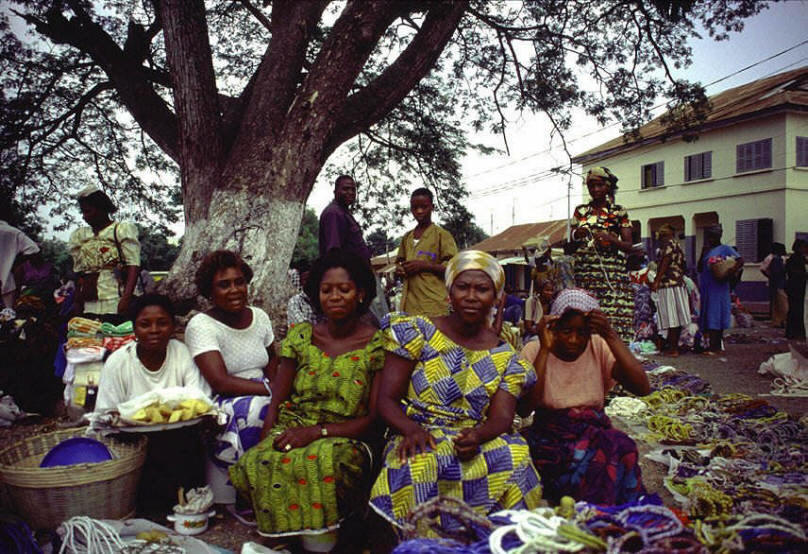 Perlenmarkt in Kofuridua (Ghana)