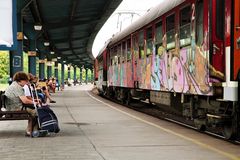 Perron, Menschen, Graffiti ... 