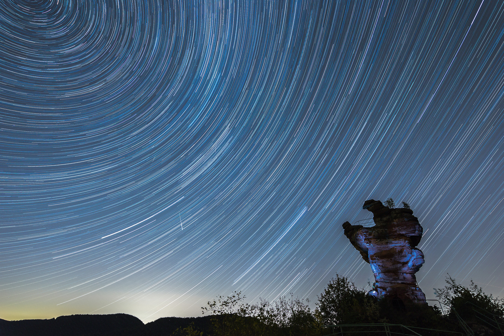 Perseiden und Startrail auf der Ruine Drachenfels