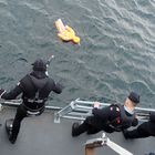 "Person über Bord !" Taucher vor Absprung