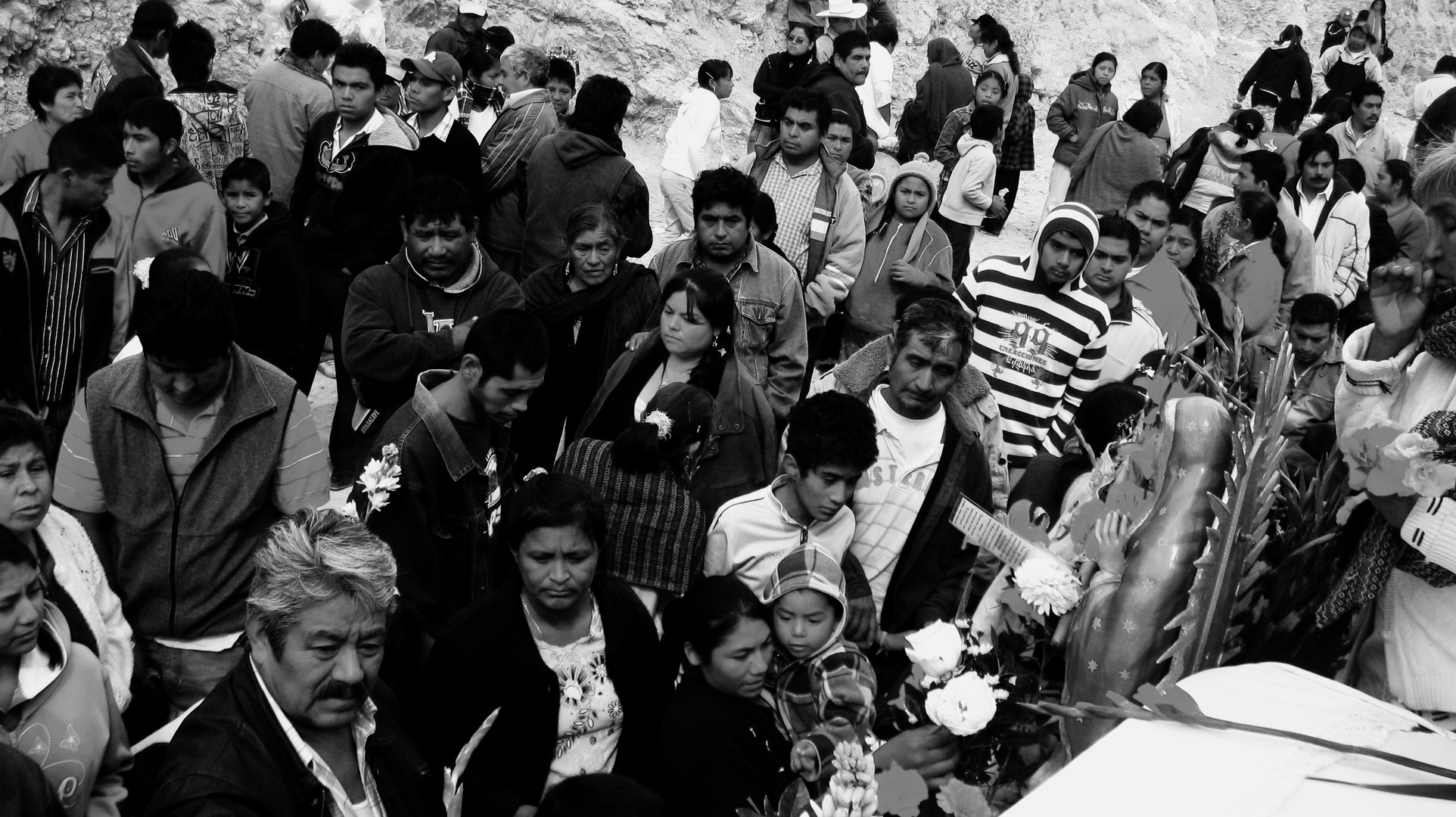 Personas con la virgen de Guadalupe.