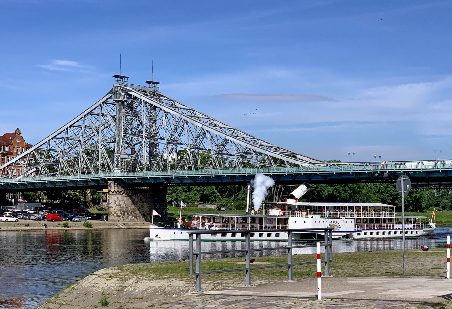 Personendampfer „Leipzig“ mit Spiegelung