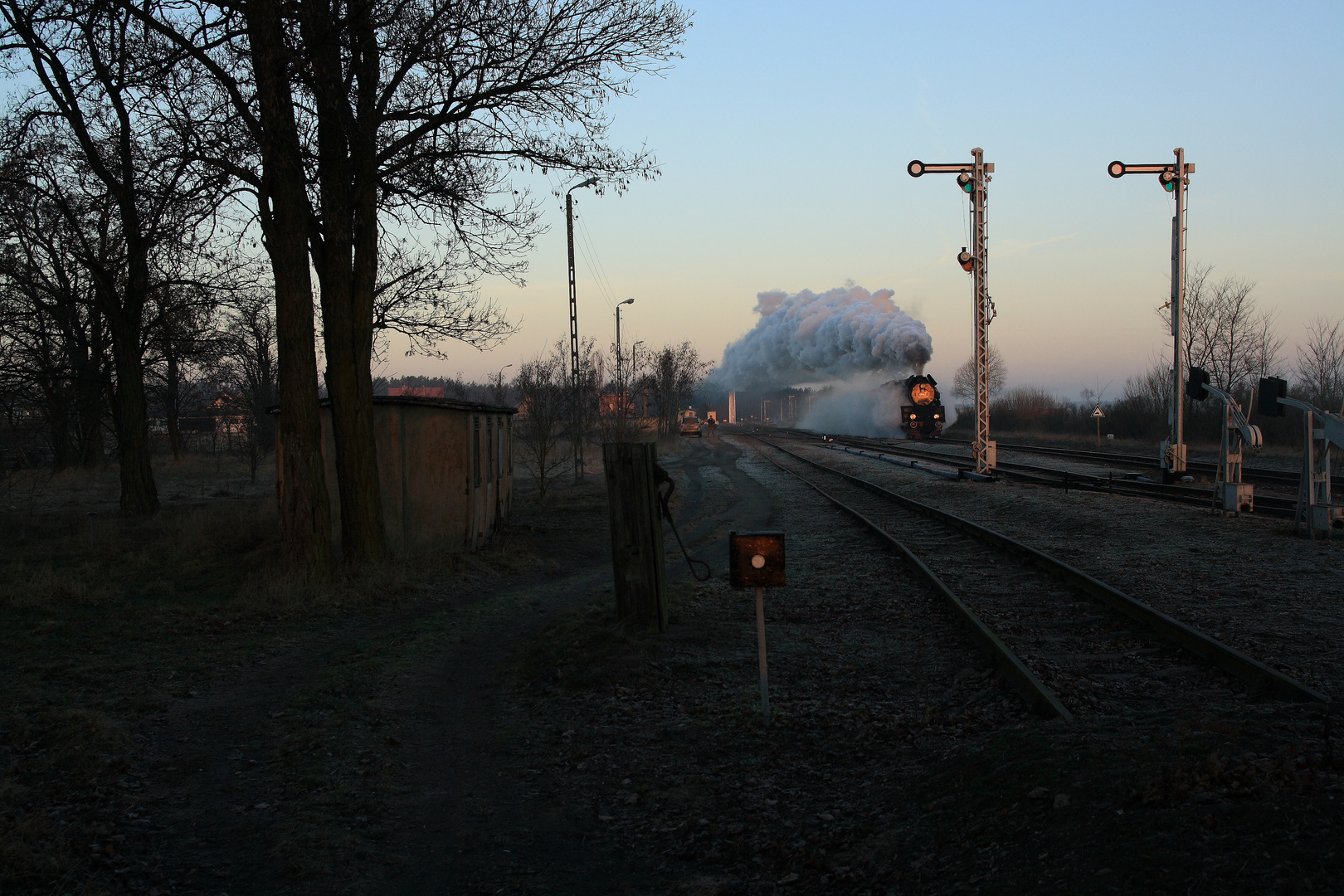 Personenzug am Morgen .