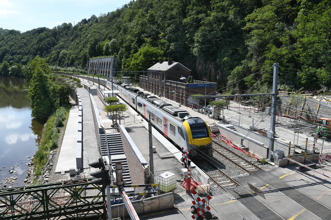 Personenzug am renovierten Bahnhof Tilff (B)