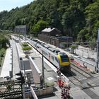 Personenzug am renovierten Bahnhof Tilff (B)