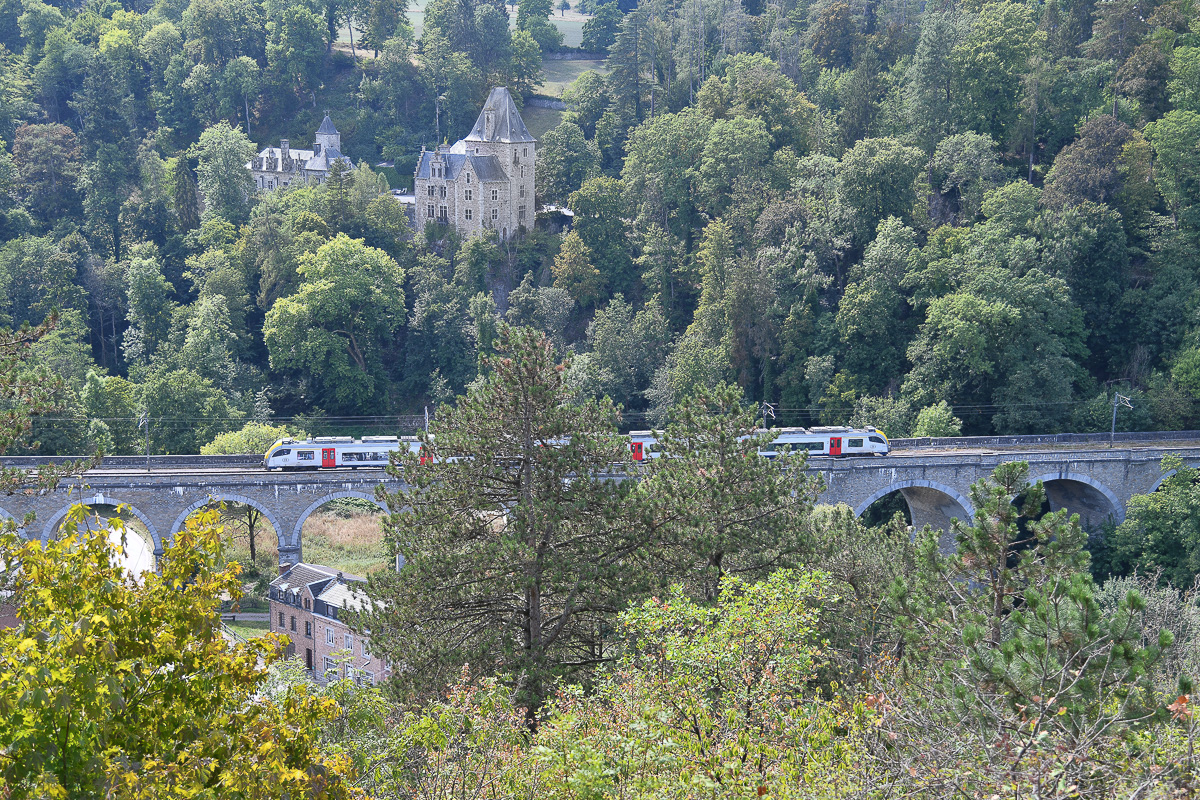 Personenzug auf Eisenbahnbrücke Remouchamps (B)