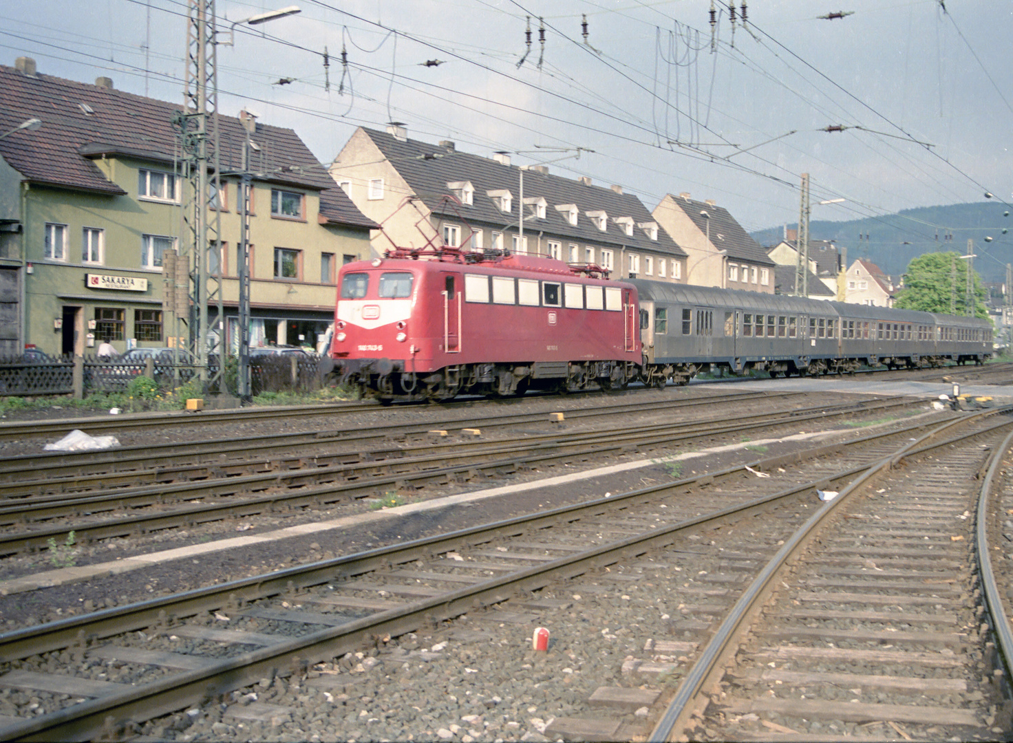 Personenzug aus Richtung Siegen fährt durch Hohenlimburg Richtung Hagen