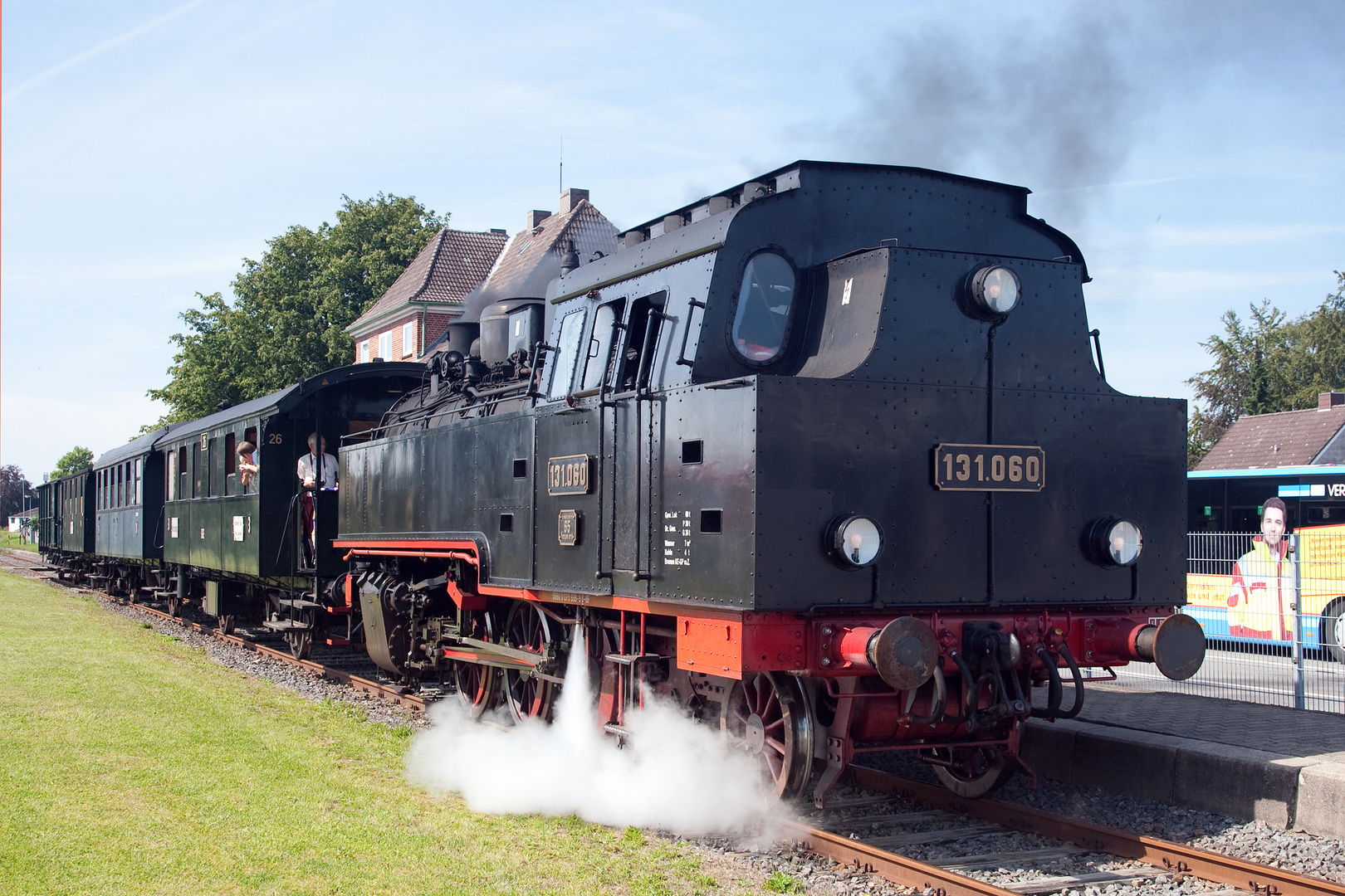 Personenzug bespannt mit einer 131.060