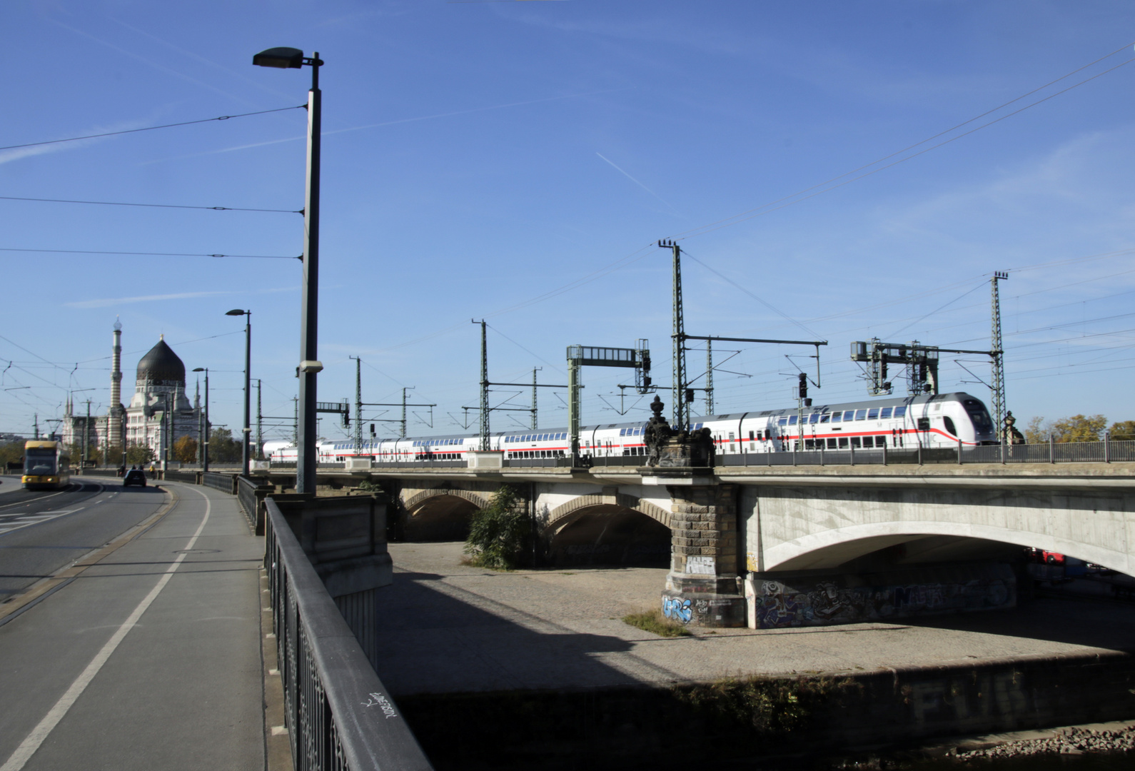 Personenzug fährt zum Dresdner Hauptbahnhof