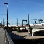 Personenzug fährt zum Dresdner Hauptbahnhof