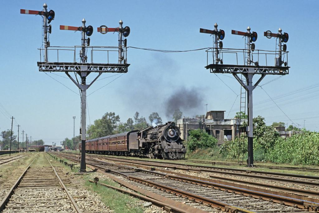 Personenzug mit Dampflok WL  erreicht den Bahnhof Jalandhar   (Indien im April 1995