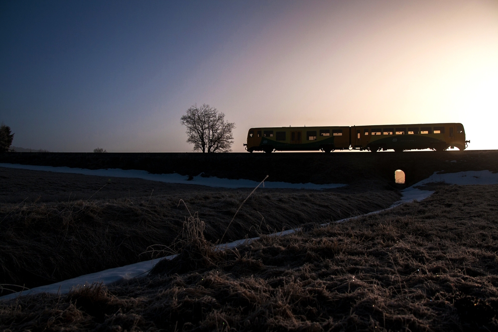 Personenzug und  Restschnee