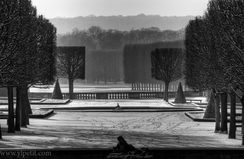 Perspective enneigée dans le parc du chateau de Versailles