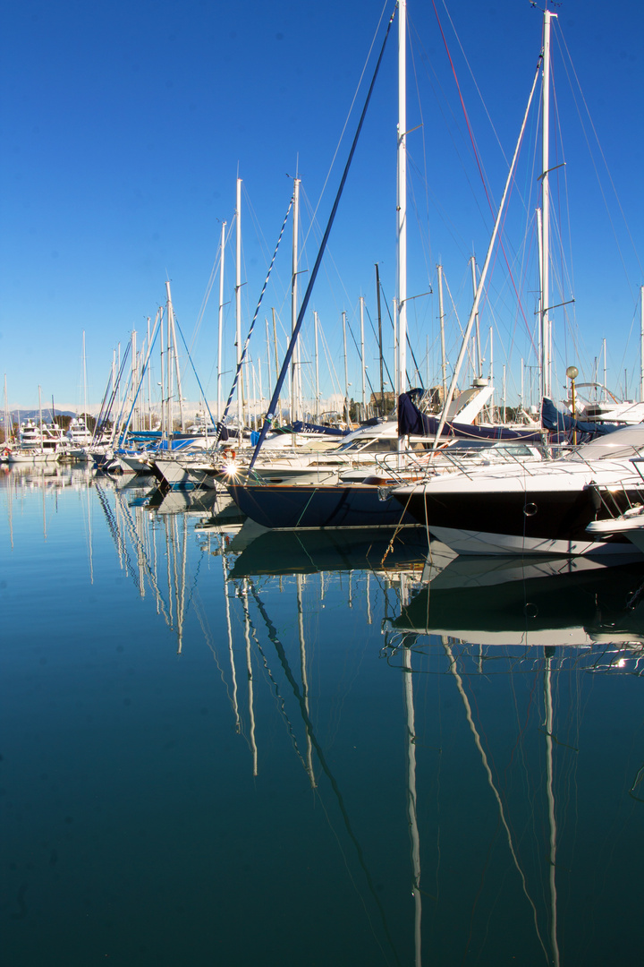 Perspective et symétrie au port d'Antibes