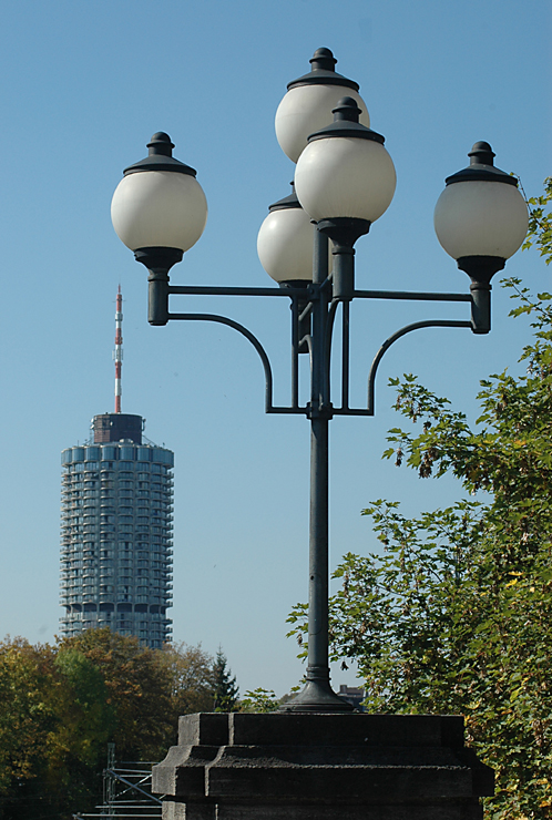 Perspektiven .... im HG der Augsburger Hotelturm