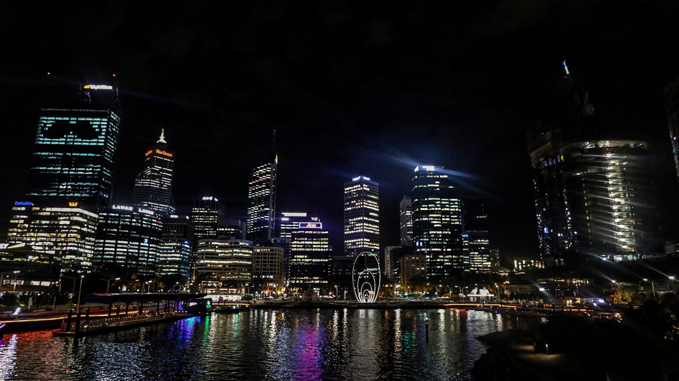 Perth Skyline bei Nacht