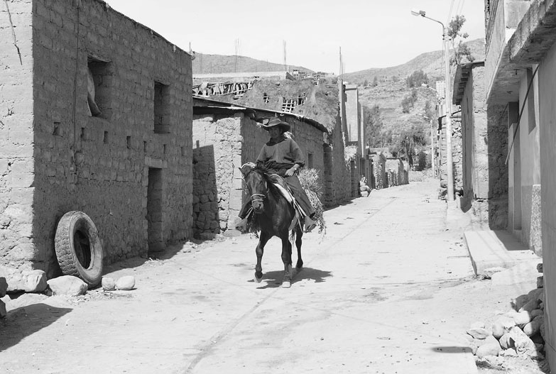 Peru, Reiter in einem Dorf im Colca Canyon