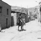 Peru, Reiter in einem Dorf im Colca Canyon