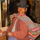 Peruanerin beim erfolgreichen Einkauf
