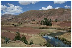 peruanische Acker-Landschaft zwischen Cuzco und Puno