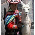 peruanisches Mädchen in einer Straße von Cuzco