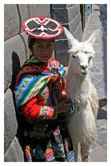 peruanisches Mädchen in einer Straße von Cuzco