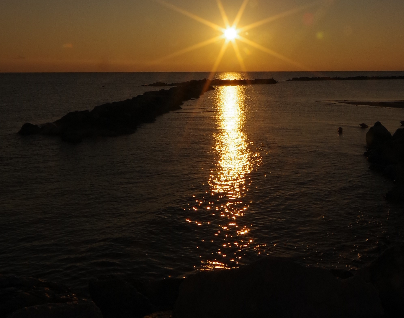 Pesaro  il  sole  sorge, si crea  un  sentiero verso  il  mare    