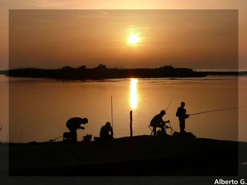 Pesca al tramonto sulla foce del Coghinas
