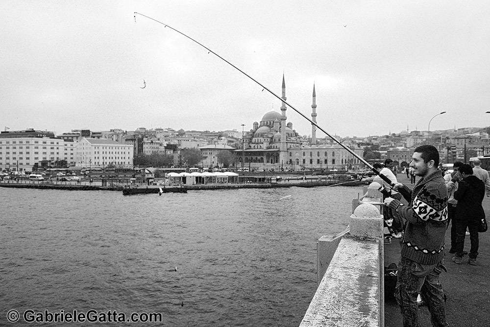 Pesca dal ponte di Galata