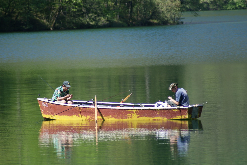 Pesca in barca sul Lago