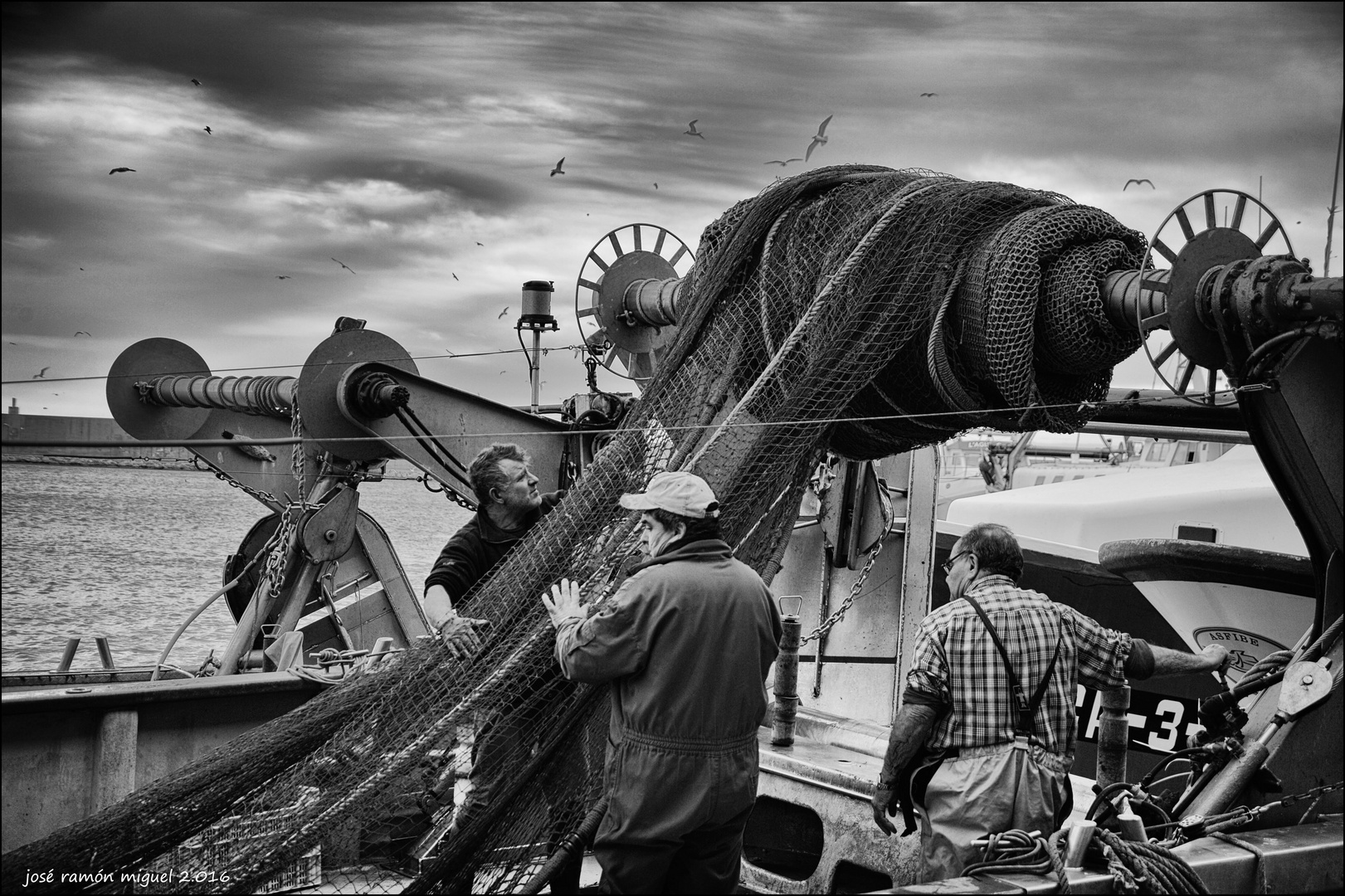 Pescadores en puerto