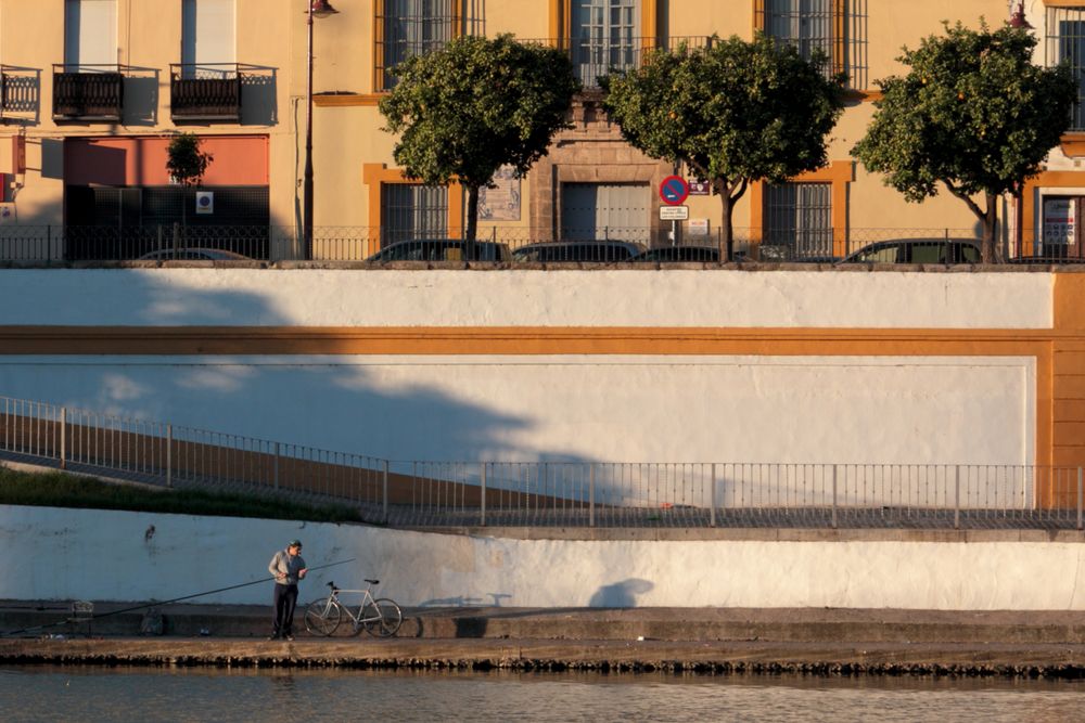 pescando al amanecer en Triana