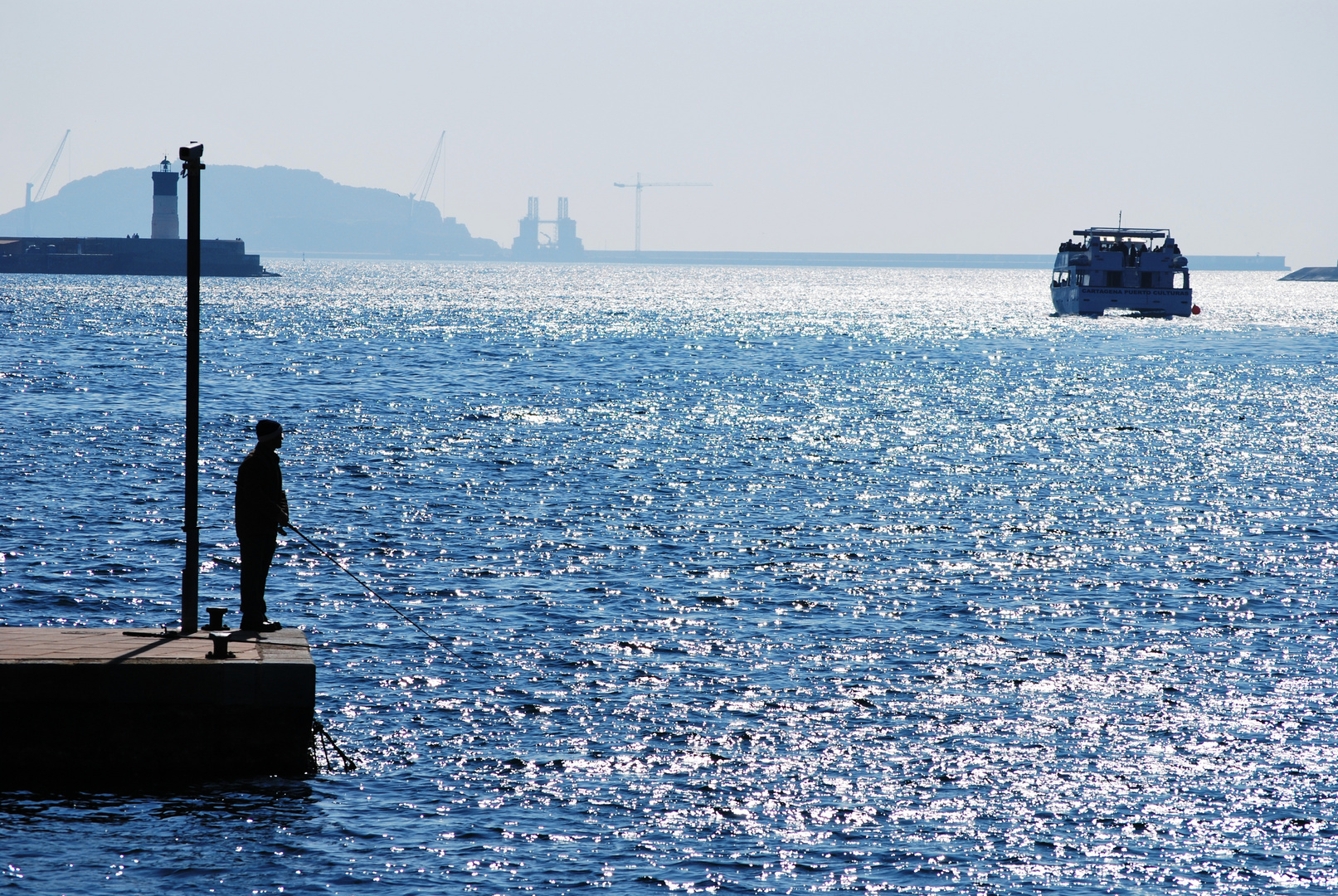 Pescando en el Puerto de Cartagena (Murcia - España)