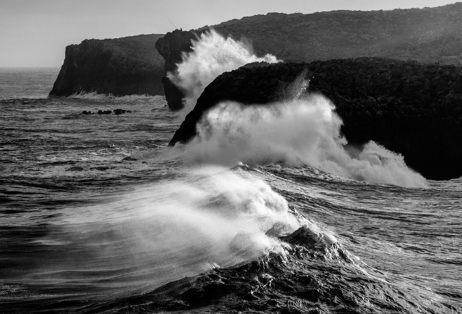 Pescando entre olas.