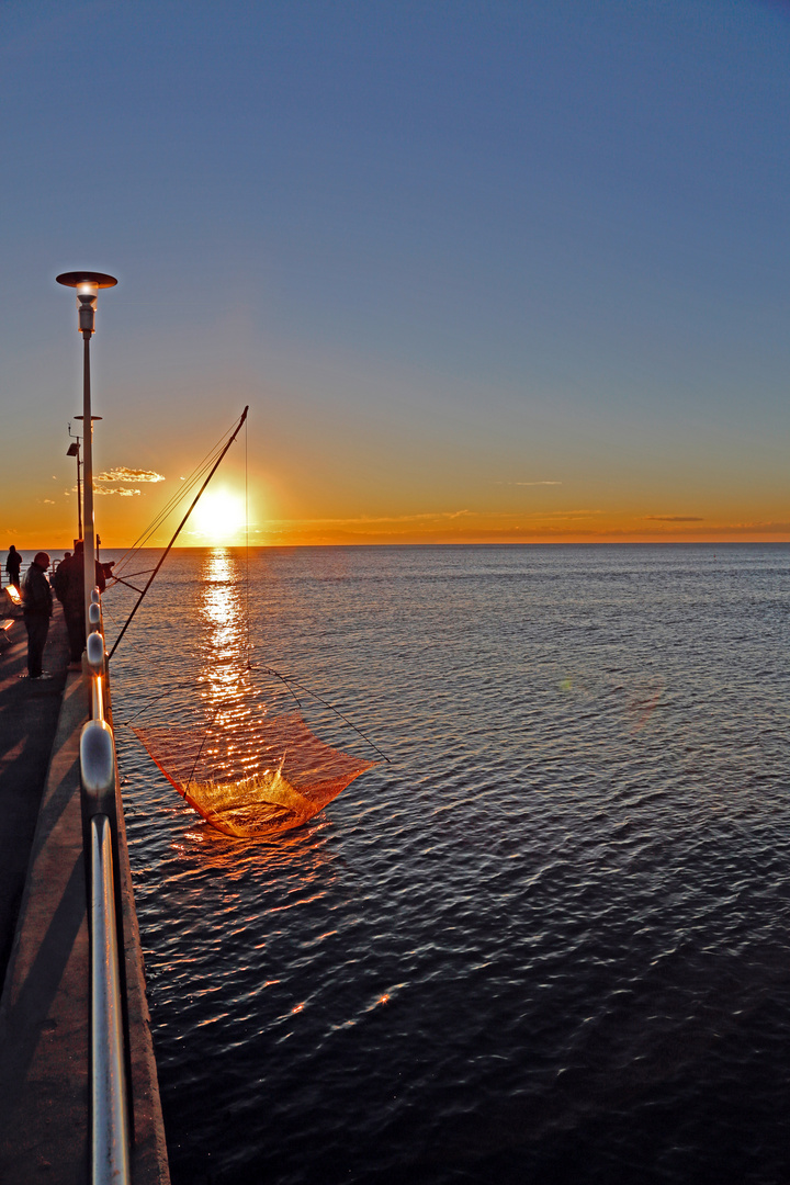 PESCANDO L'ULTIMO SOLE AL TRAMONTO