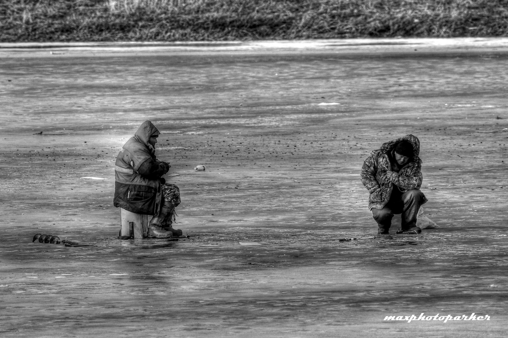 pescando sul fiume ghiacciato