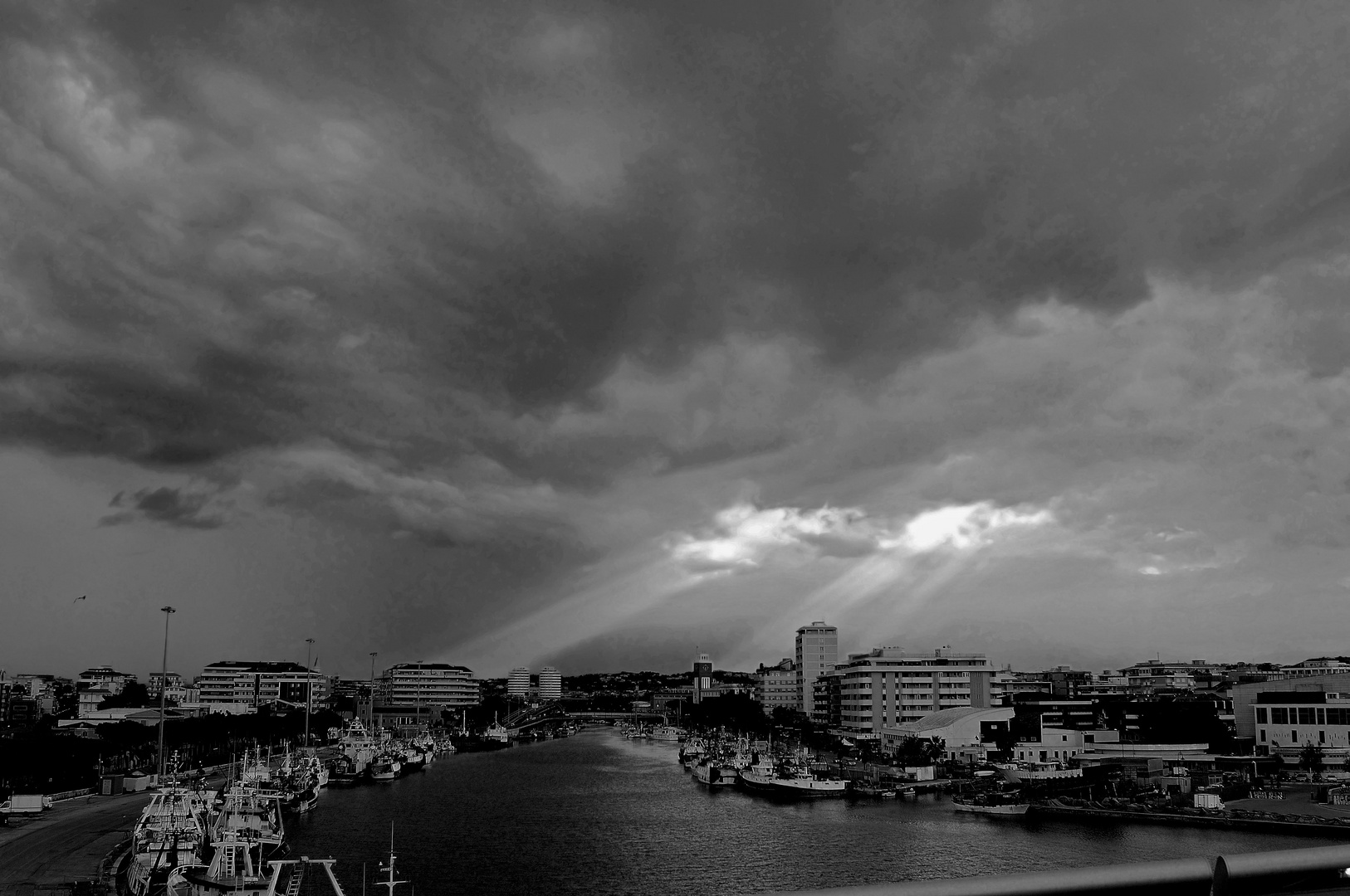 Pescara, prima di un temporale d'estate