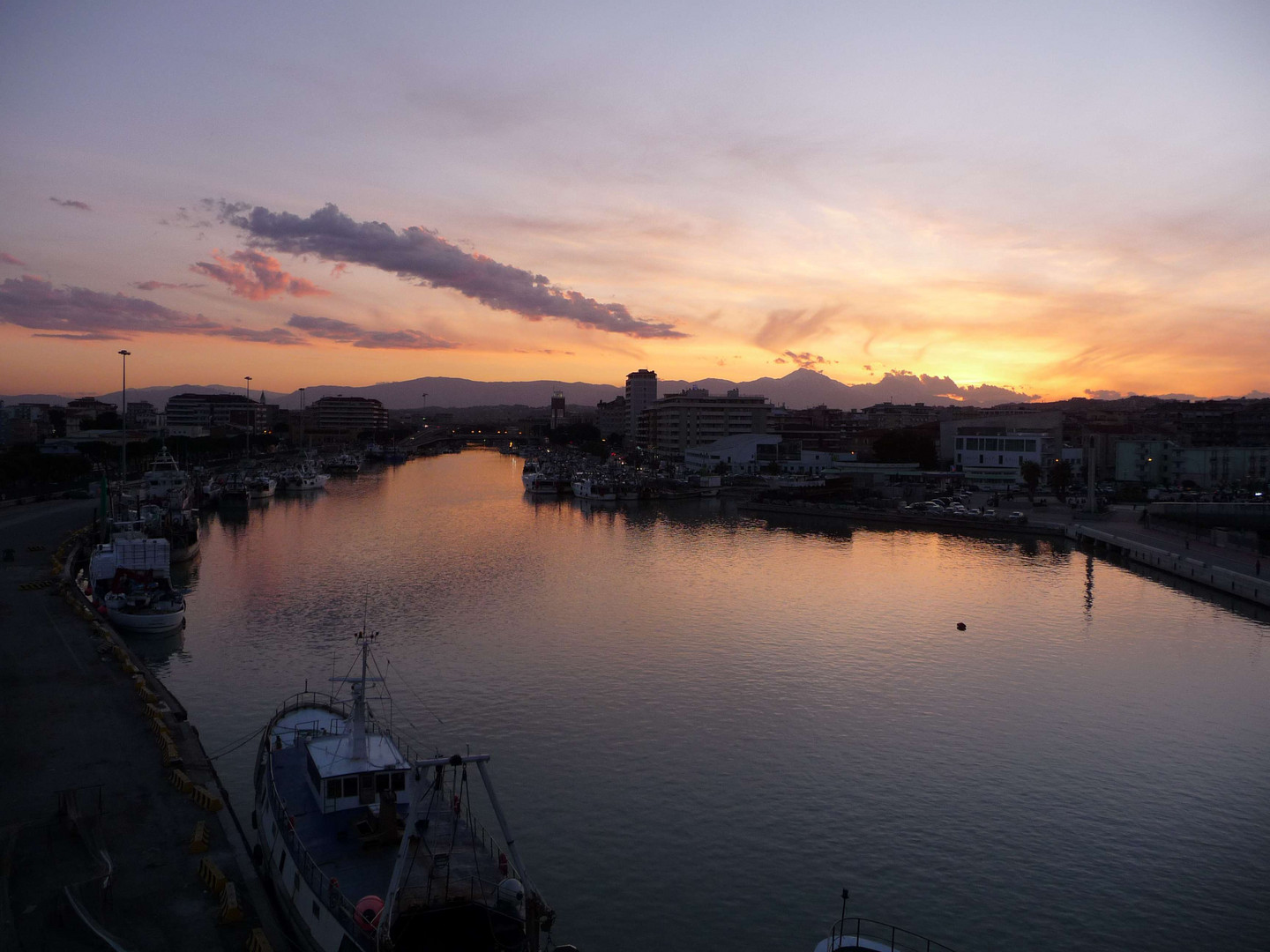 Pescara, tramonto sul Gran Sasso dal Ponte del Mare