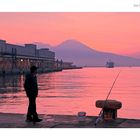 Pescatore al porto di Napoli