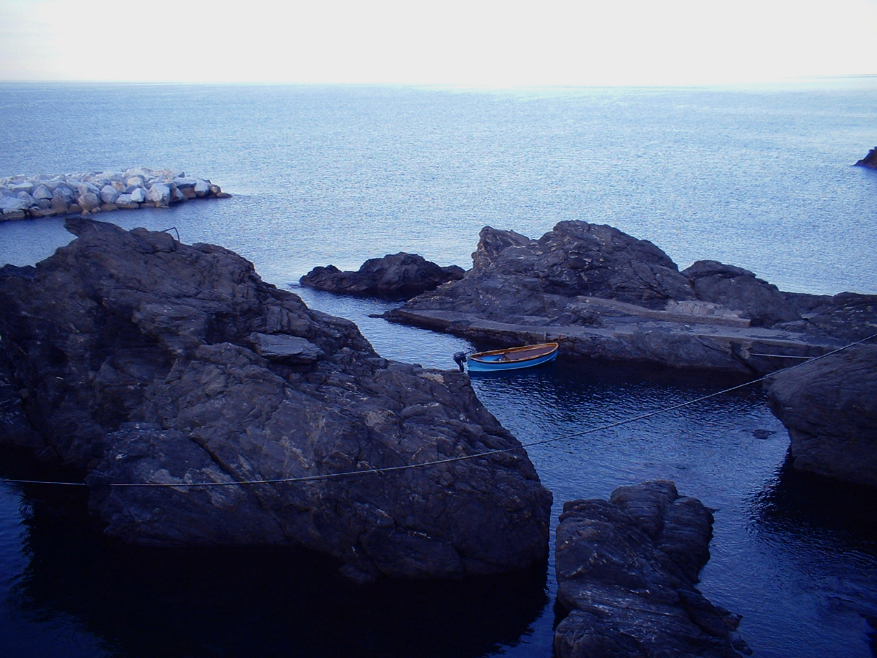 Pescatore solitario a Manarola