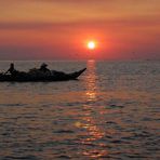 Pescatori al tramonto sul lago Tonle