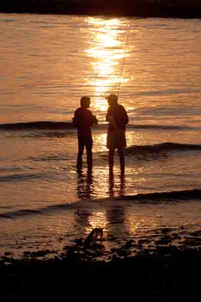 pescatori in controluce