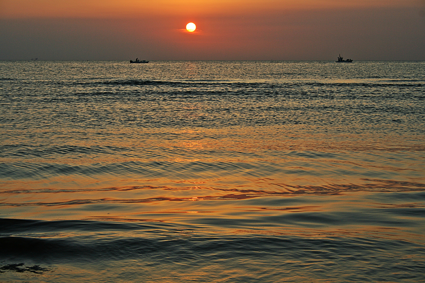 Pescatori sulla spiaggia di Rimini all'alba