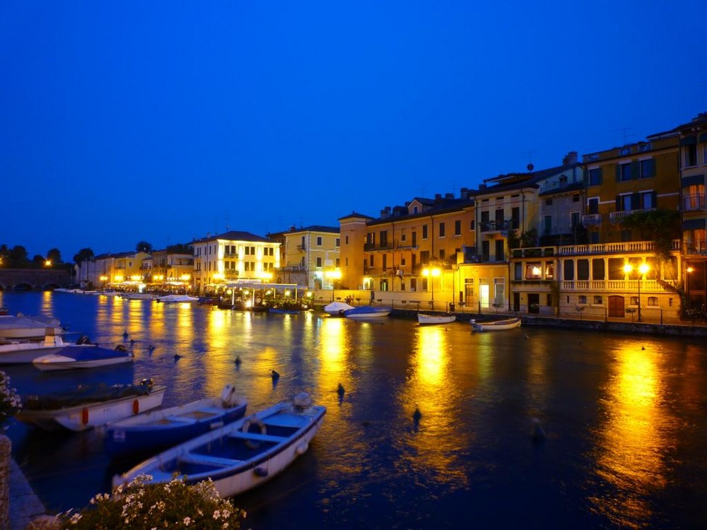 Peschiera del Garda bei Nacht