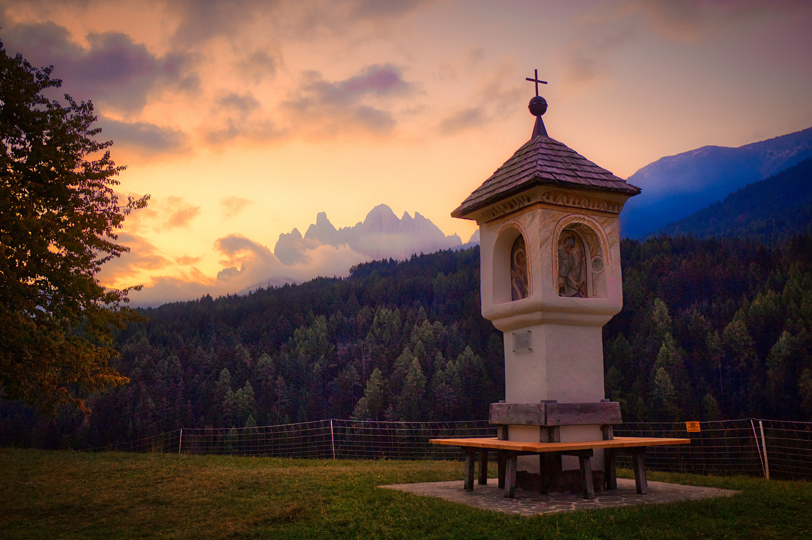 Pestbildstock bei Villnöss (Funes) vor Sonnenaufgang