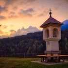 Pestbildstock bei Villnöss (Funes) vor Sonnenaufgang