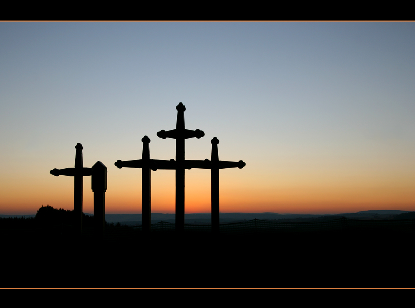 Pestkreuze im Abendhimmel