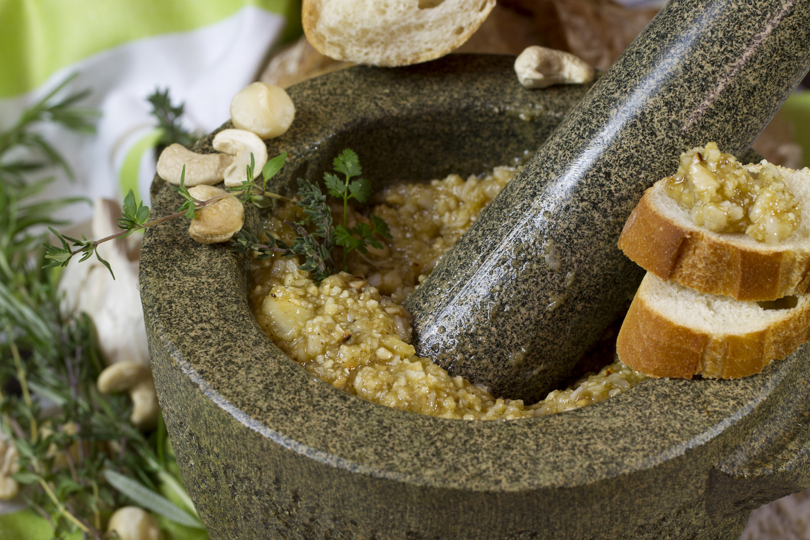 Pesto von Macadamianüssen und Cashewkernen