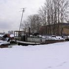 Peter Fuchs auf seinem Wohnschiff KÄTHE im zugefrorenen See