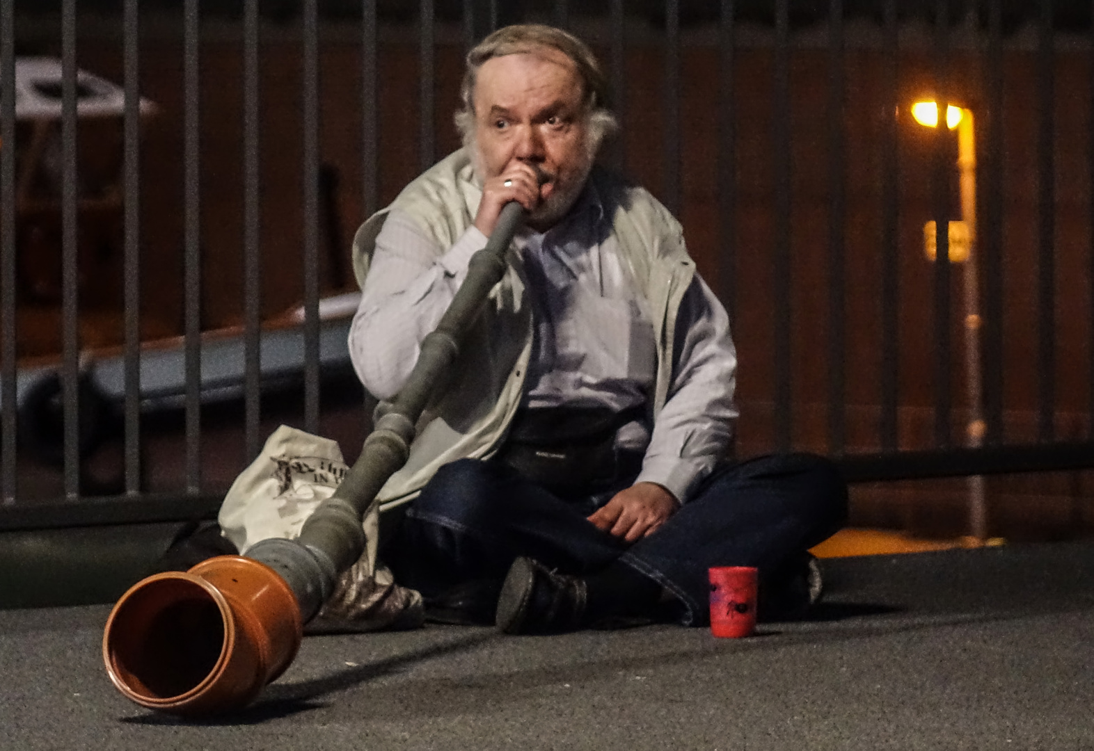 peter spielt vor der Elbphilharmonie Didgeridoo